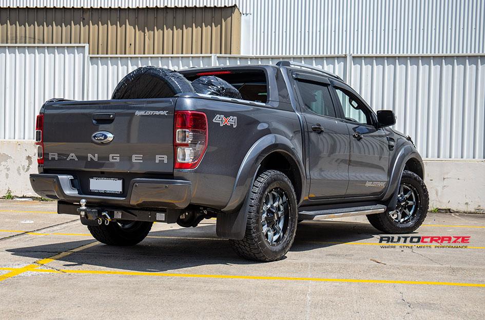 FORD RANGER MO970 GLOSS GREY CENTRE WITH BLACK LIP